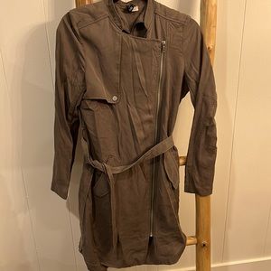 Green trench coat with side zipper